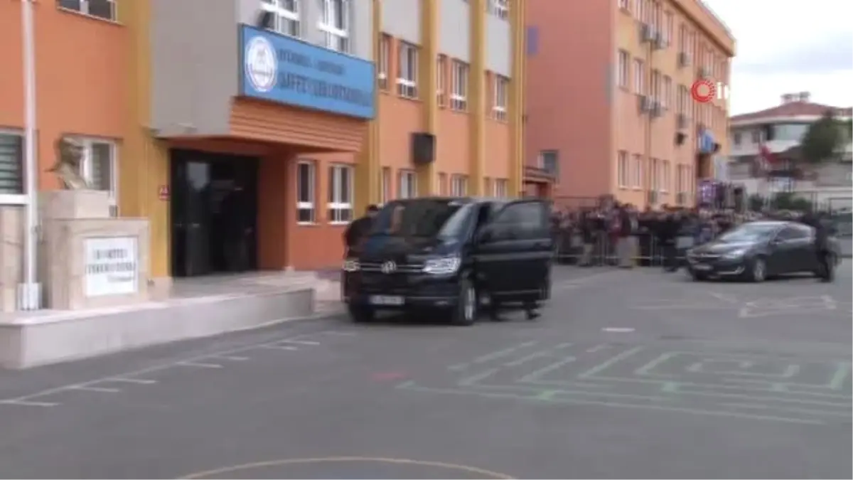 Bilal Erdoğan Oy Kullanmaya Eşi ve Çocuğuyla Geldi