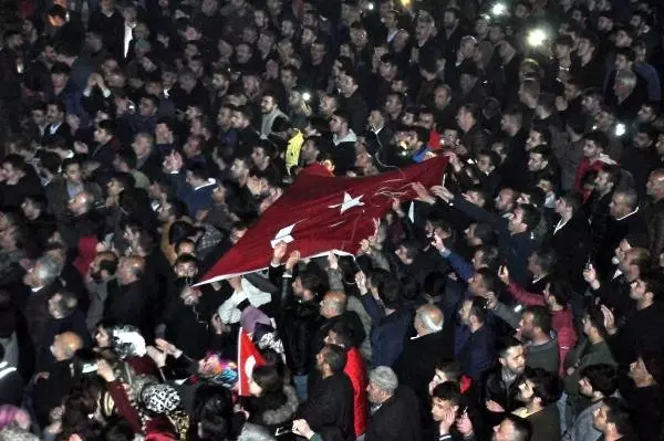 Bitlis'te AK Parti'liler Kutlama Yaptı Bitlis'te AK Parti'liler Kutlama Yaptı