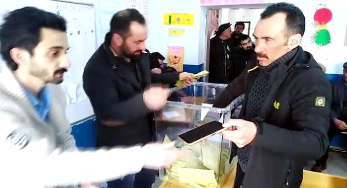 Talihsiz Vatandaş, Cep Telefonunu Seçim Sandığına Düşürdü