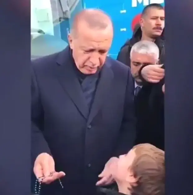 Erdoğan'ın Tespihini Hediye Ettiği Çocuğun Babası Kazada Öldü Erdoğan'ın Tespihini Hediye Ettiği Çocuğun Babası Kazada Öldü