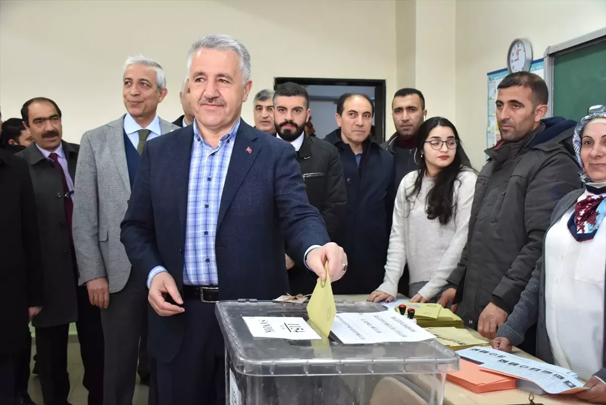 Eski Ulaştırma Denizcilik ve Haberleşme Bakanı Arslan Oy Kullandı