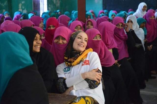 Gamze Özçelik, Broşür Dağıtırken Rencide Edilen Yusuf Özoğul'a Destek Oldu