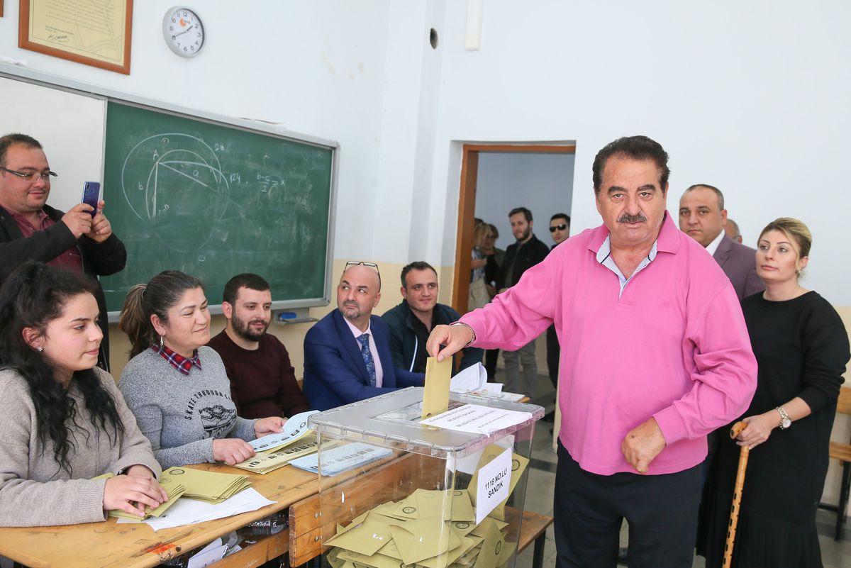 Oyunu İzmir'de Kullanan İbrahim Tatlıses: Her şeyin İzmir İçin Güzel Olmasını İstiyorum