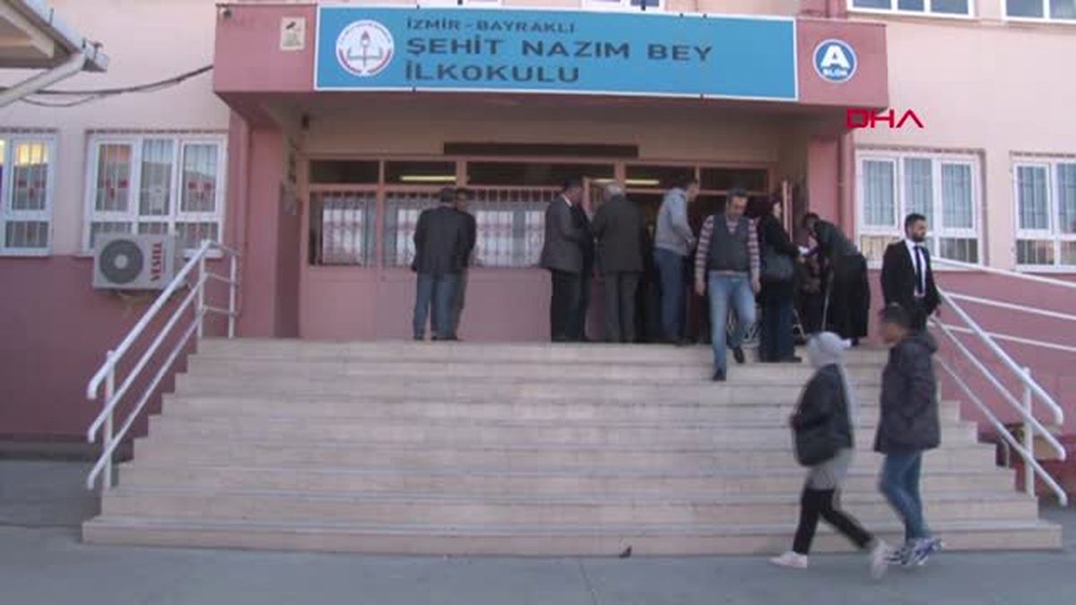 İzmir Hamza Dağ, Kızlarıyla Sandık Başında