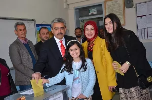 Nazilli Belediye Başkanı Alıcık, Ailesiyle Oy Kullandı Nazilli Belediye Başkanı Alıcık, Ailesiyle Oy Kullandı