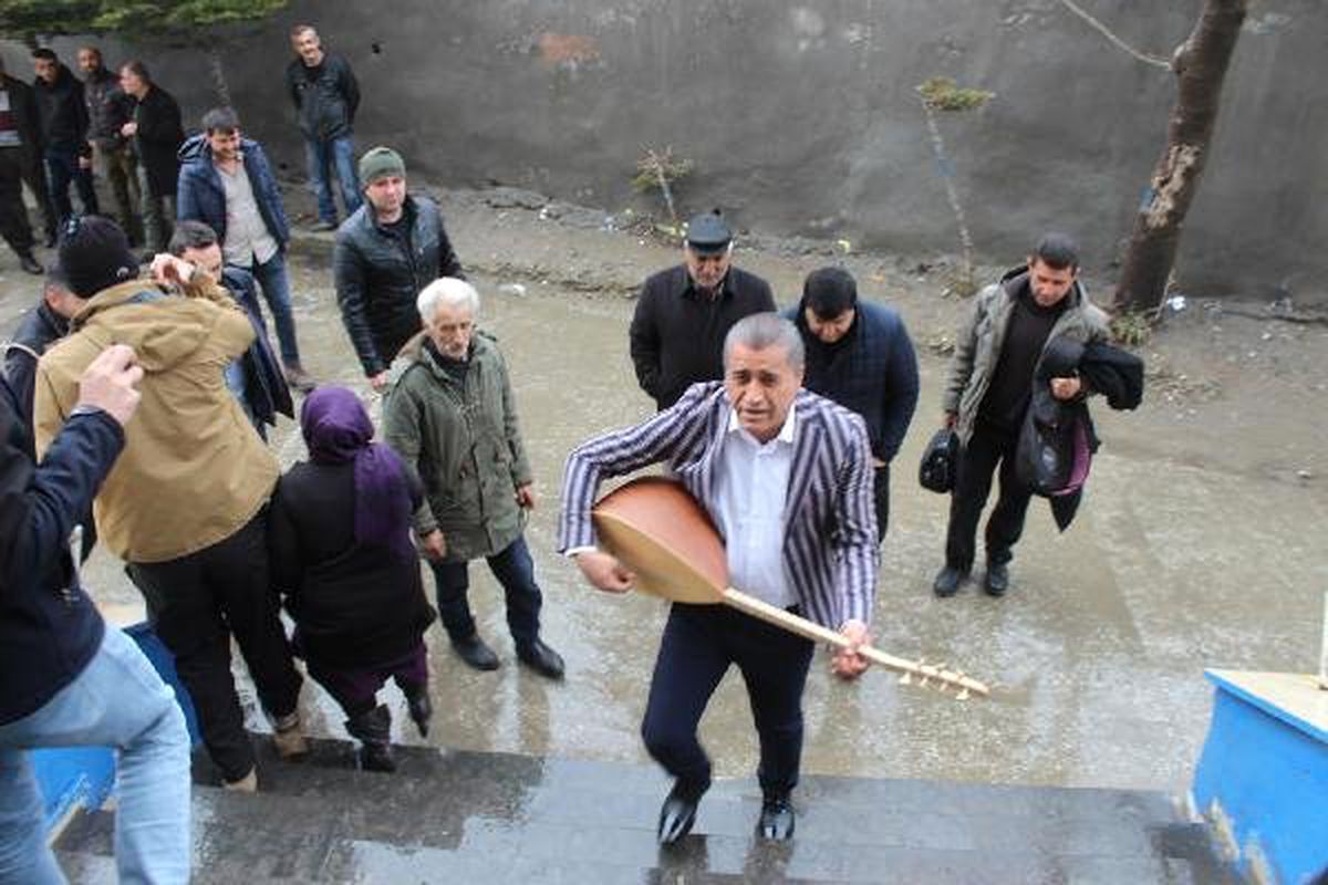 Türkücü Aydın Aydın, Oy Kullanmaya Sazıyla Geldi