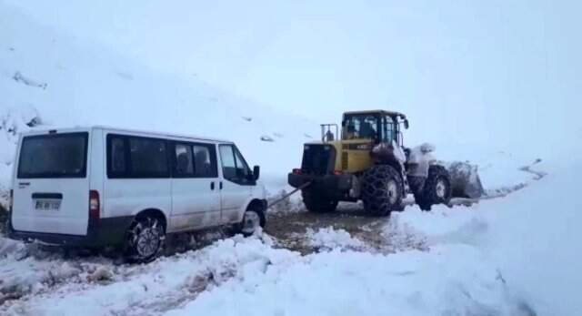 Oy Pusulalarının Bulunduğu Torbaları ve Seçim Görevlilerini Taşıyan Minibüs Karda Mahsur Kaldı