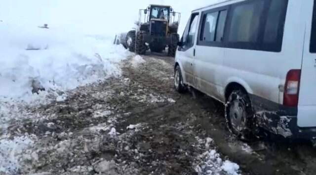Oy Pusulalarının Bulunduğu Torbaları ve Seçim Görevlilerini Taşıyan Minibüs Karda Mahsur Kaldı