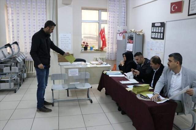 Son Dakika! Doğuda Oy Verme İşlemi Resmen Başladı! Saat 16'ya kadar Oy Kullanılacak