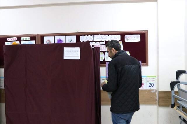 Son Dakika! Doğuda Oy Verme İşlemi Resmen Başladı! Saat 16'ya kadar Oy Kullanılacak