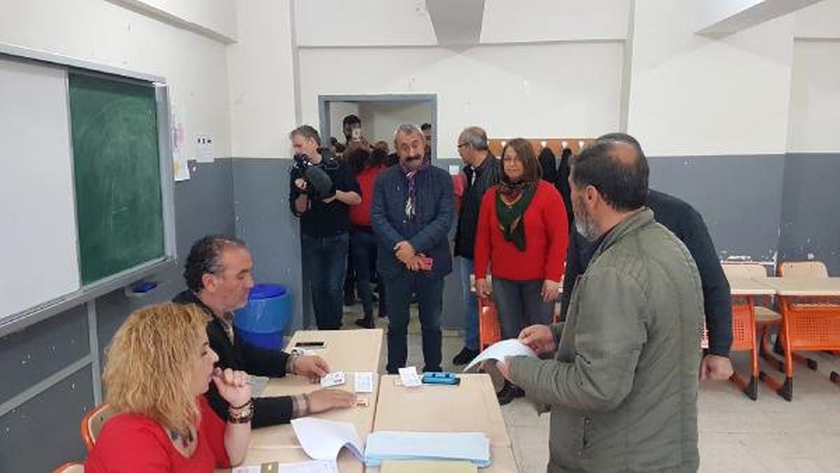 Tunceli'de AK Parti ve Tkp Adayları Oy Kullanmak İçin 20 Dakika Sırada Bekledi