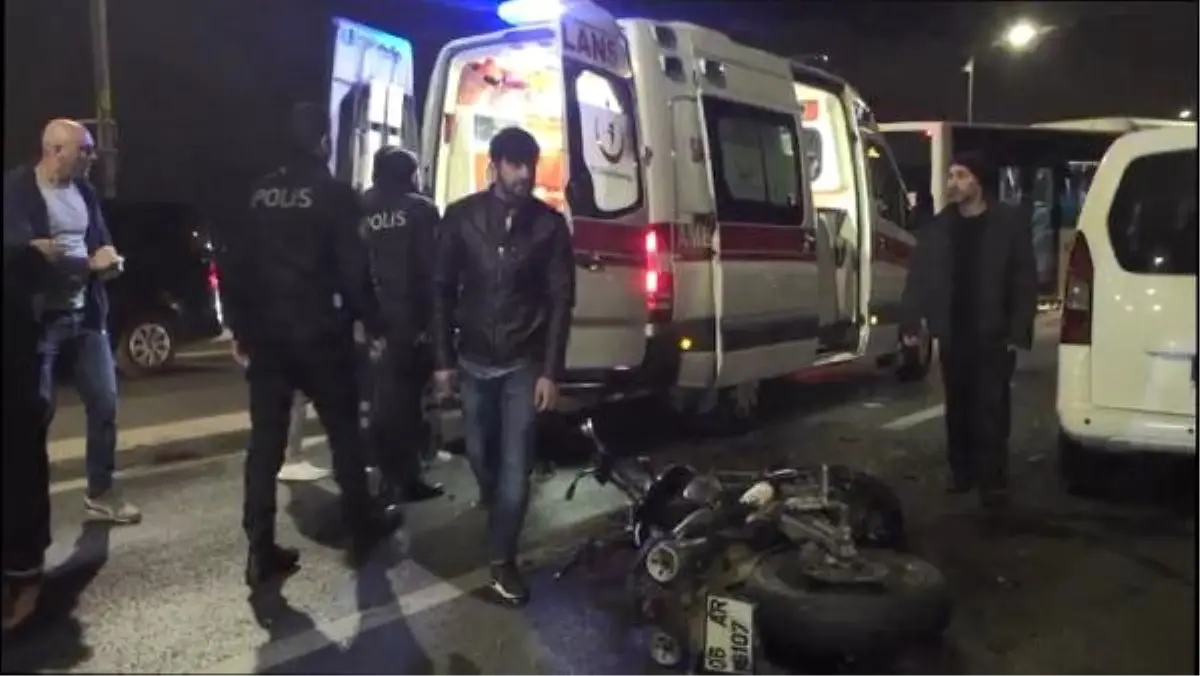 Üsküdar'da Motosiklet Otomobille Çarpıştı: 2 Yaralı