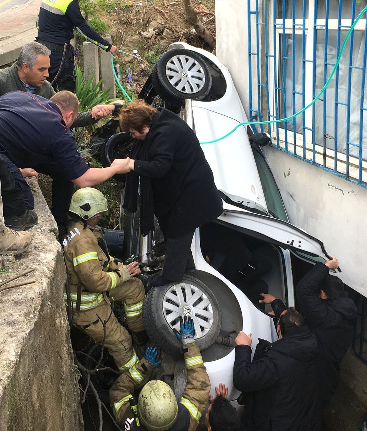 Üsküdar'da Otomobil Boşluğa Düştü: 3 Yaralı