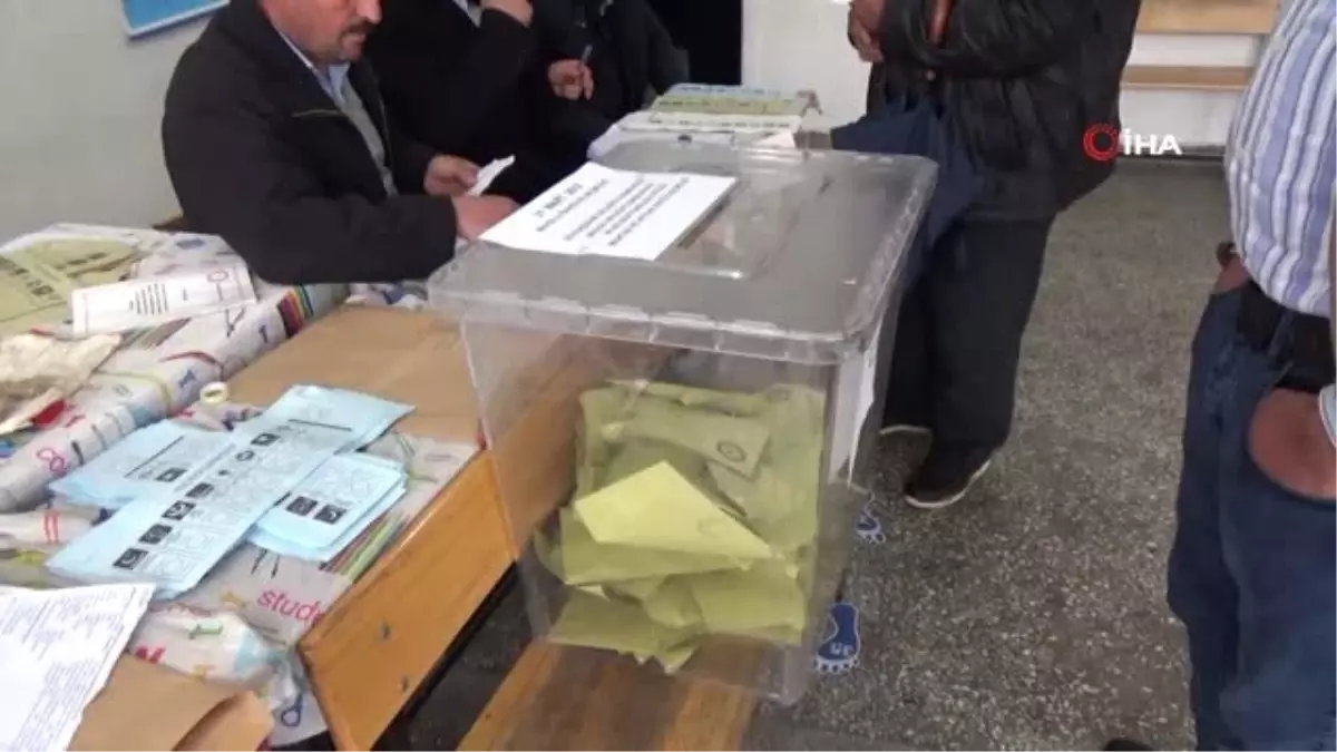 Yatalak Hasta Evde Bakım Hizmeti Ambulansında Oy Kullandı