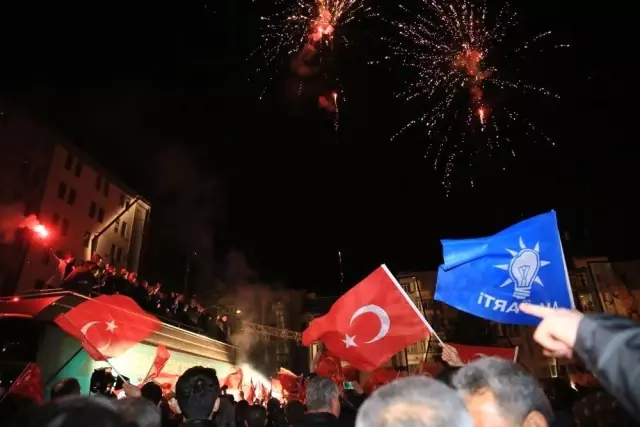 AK Parti'den Meydanda Kutlama AK Parti'den Meydanda Kutlama