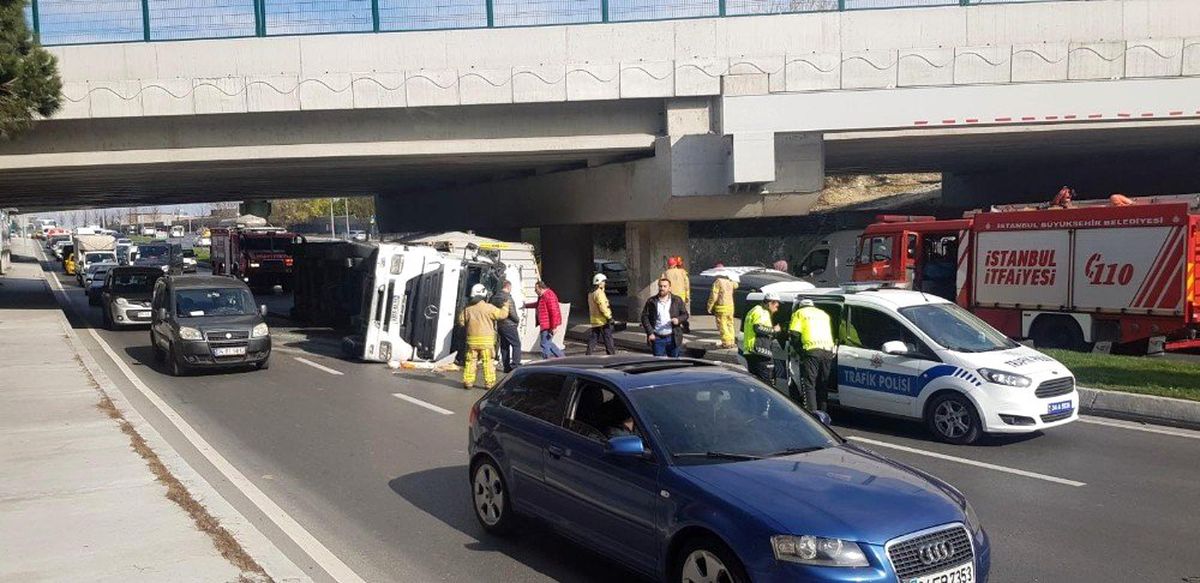 Bakırköy'de İçerisinde Lüks Araçların Bulunduğu Tır Devrildi