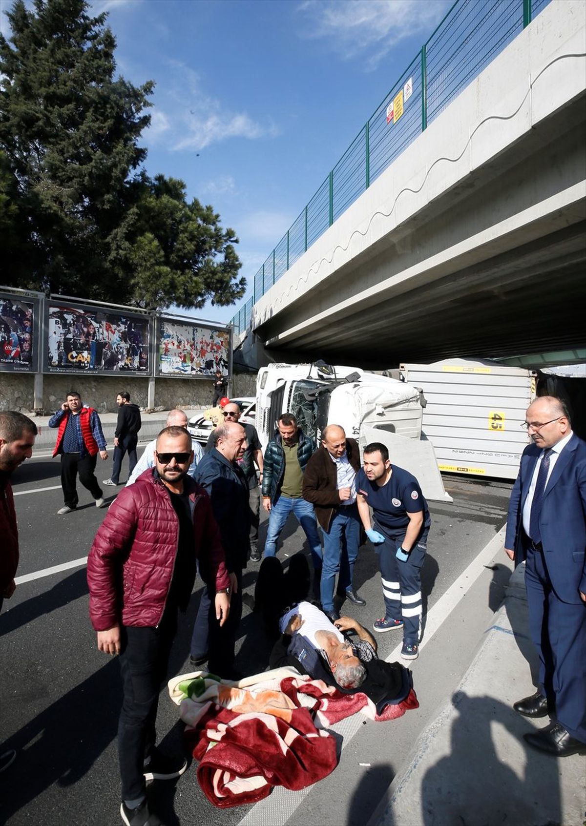 Bakırköy'de, Köprünün Altına Çarpan Tır Devrildi
