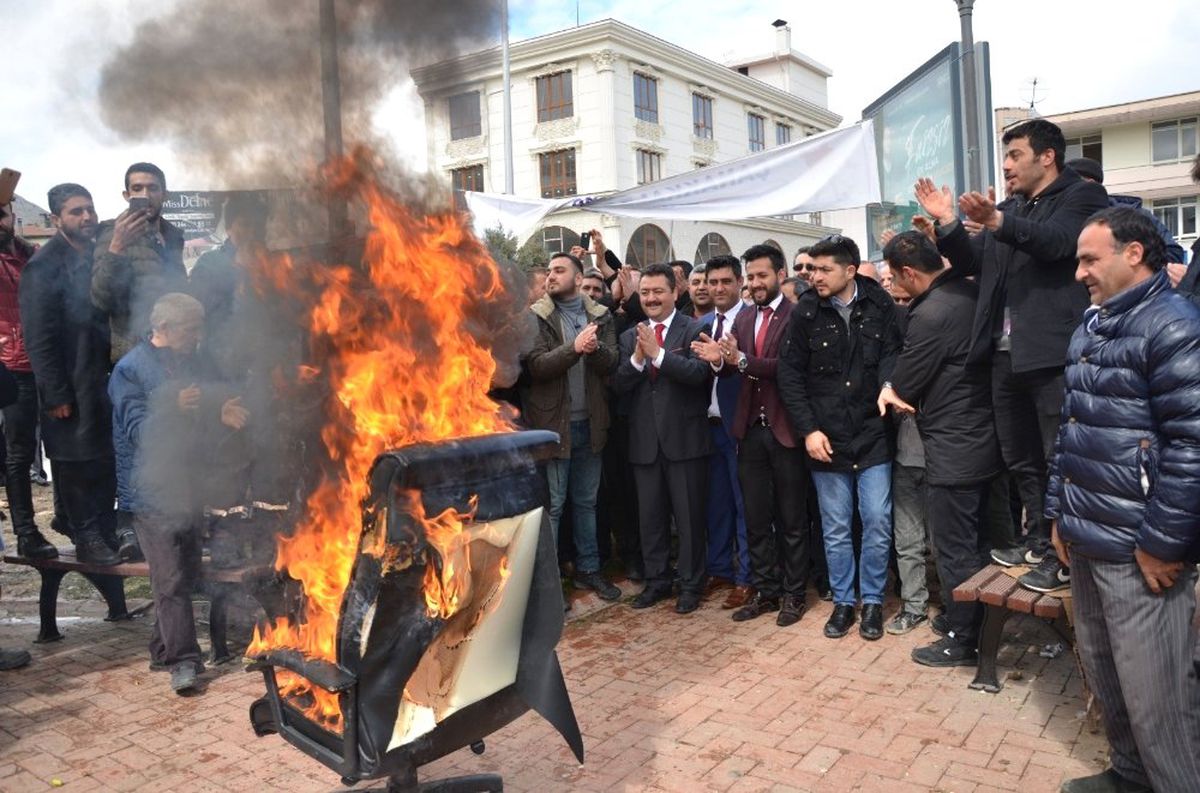 Başkan Seçildi, İlk İşi Makam Koltuğunu Yakmak Oldu