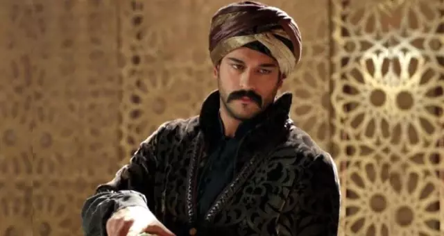 Burak Özçivit, Oy Kullanmak İçin Gittiği Okulda Engin Altan Düzyatan'ı Görmezden Geldi Burak Özçivit, Oy Kullanmak İçin Gittiği Okulda Engin Altan Düzyatan'ı Görmezden Geldi