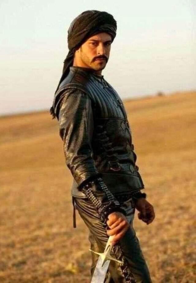 Burak Özçivit, Oy Kullanmak İçin Gittiği Okulda Engin Altan Düzyatan'ı Görmezden Geldi