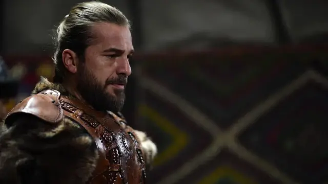 Burak Özçivit, Oy Kullanmak İçin Gittiği Okulda Engin Altan Düzyatan'ı Görmezden Geldi Burak Özçivit, Oy Kullanmak İçin Gittiği Okulda Engin Altan Düzyatan'ı Görmezden Geldi
