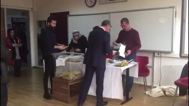 Erdoğan'ın Oy Kullandığı Sandıktan, Binali Yıldırım Çıktı Erdoğan'ın Oy Kullandığı Sandıktan, Binali Yıldırım Çıktı