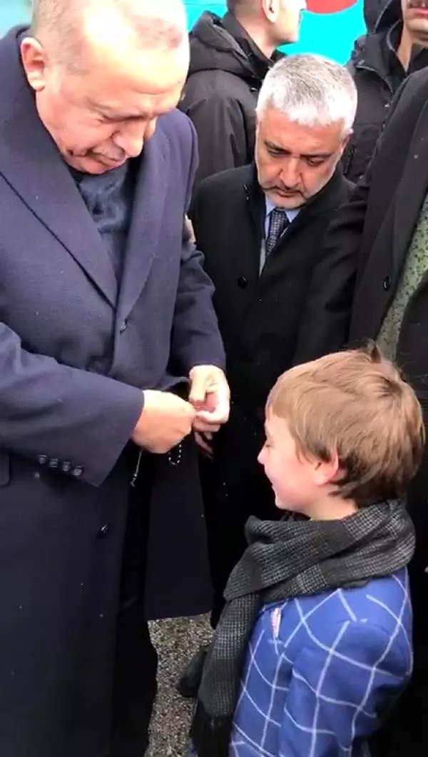 Erdoğan'ın Tespihini Hediye Ettiği Minik Atabey'in Babası Son Yolculuğuna Uğurlandı Erdoğan'ın Tespihini Hediye Ettiği Minik Atabey'in Babası Son Yolculuğuna Uğurlandı