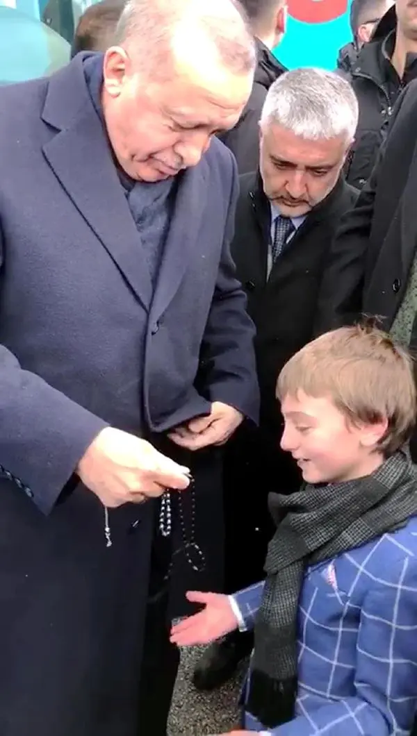Erdoğan'ın Tespihini Hediye Ettiği Minik Atabey'in Babası Son Yolculuğuna Uğurlandı Erdoğan'ın Tespihini Hediye Ettiği Minik Atabey'in Babası Son Yolculuğuna Uğurlandı