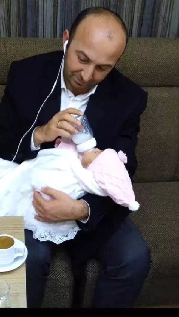 Erdoğan'ın Tespihini Hediye Ettiği Minik Atabey'in Babası Son Yolculuğuna Uğurlandı Erdoğan'ın Tespihini Hediye Ettiği Minik Atabey'in Babası Son Yolculuğuna Uğurlandı