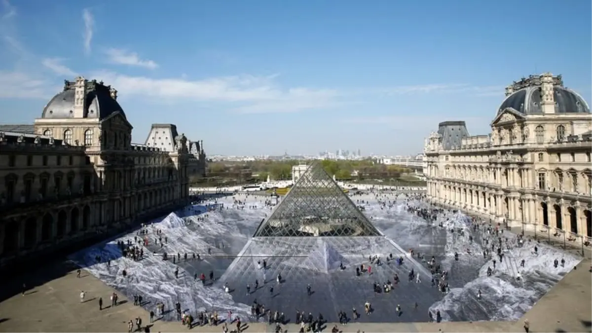Louvre'daki İnanılmaz Optik İllüzyonu Halk Bir Günde Ezip Geçti