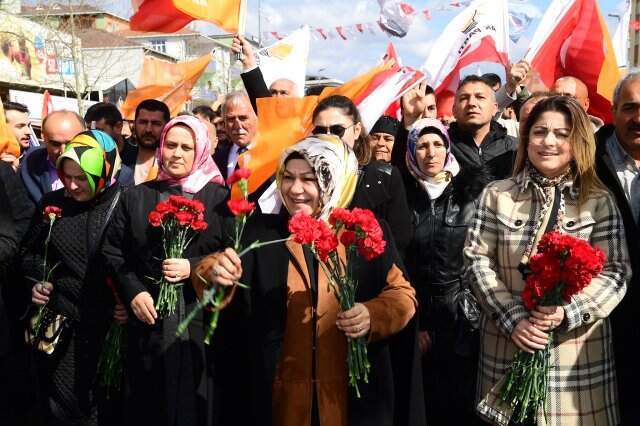 Şeyma Döğücü, İstanbul'un İlk Başörtülü Belediye Başkanı Olarak Tarihe Geçti