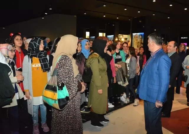 Vali Yazıcı, Öğrencilerle Sinemaya Gitti