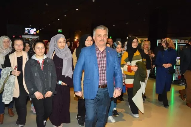 Vali Yazıcı, Öğrencilerle Sinemaya Gitti