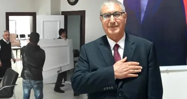 Başkan Seçildi, İlk İcraatı Makam Odasının Kapısını Söktürmek Oldu Başkan Seçildi, İlk İcraatı Makam Odasının Kapısını Söktürmek Oldu