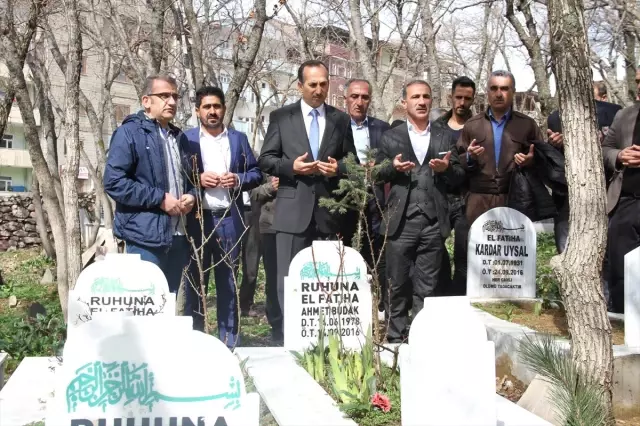 Belediye Başkanlığına Seçilen Saklı'dan, Budak'ın Kabrine Ziyaret Belediye Başkanlığına Seçilen Saklı'dan, Budak'ın Kabrine Ziyaret