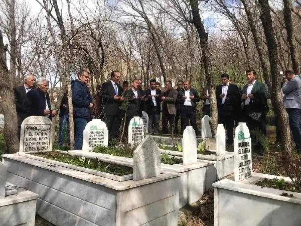 Şemdinli'nin Yeni Başkanından Ahmet Budak'ın Mezarına Ziyaret Şemdinli'nin Yeni Başkanından Ahmet Budak'ın Mezarına Ziyaret