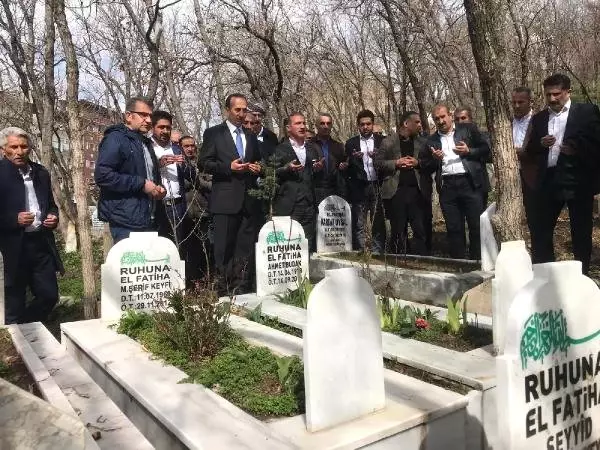Şemdinli'nin Yeni Başkanından Ahmet Budak'ın Mezarına Ziyaret Şemdinli'nin Yeni Başkanından Ahmet Budak'ın Mezarına Ziyaret