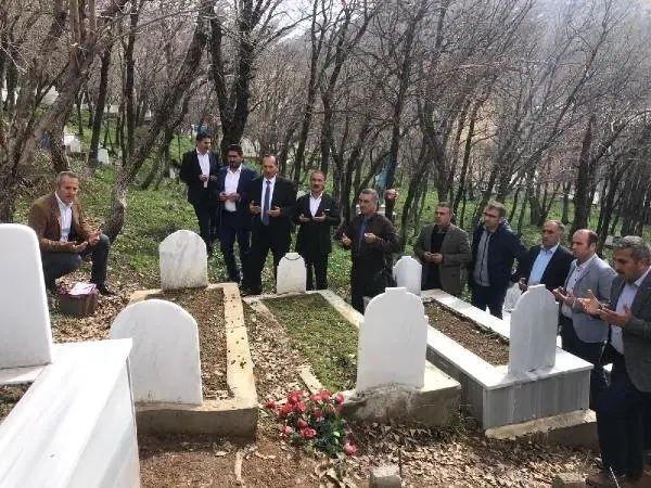 Şemdinli'nin Yeni Başkanından Ahmet Budak'ın Mezarına Ziyaret Şemdinli'nin Yeni Başkanından Ahmet Budak'ın Mezarına Ziyaret