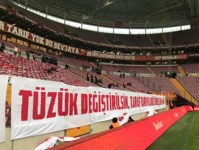 Türk Telekom Stadında Galatasaraylı Taraftarların Açtığı Pankartlar Dikkat Çekti