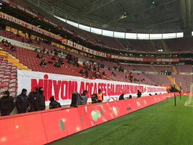 Türk Telekom Stadında Galatasaraylı Taraftarların Açtığı Pankartlar Dikkat Çekti