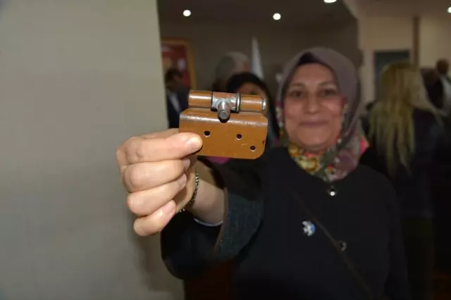 Belediye Başkanlığını Devralıp Makam Kapısını Söktü Belediye Başkanlığını Devralıp Makam Kapısını Söktü