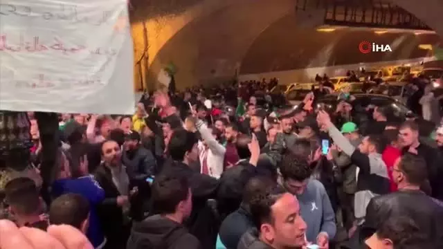 Cezayirliler Buteflika'nın İstifasını Kutluyor