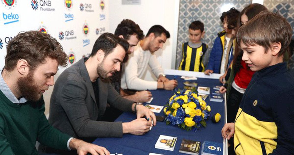 Fenerbahçeli Yıldızlar İmza Gününde Taraftarla Buluştu