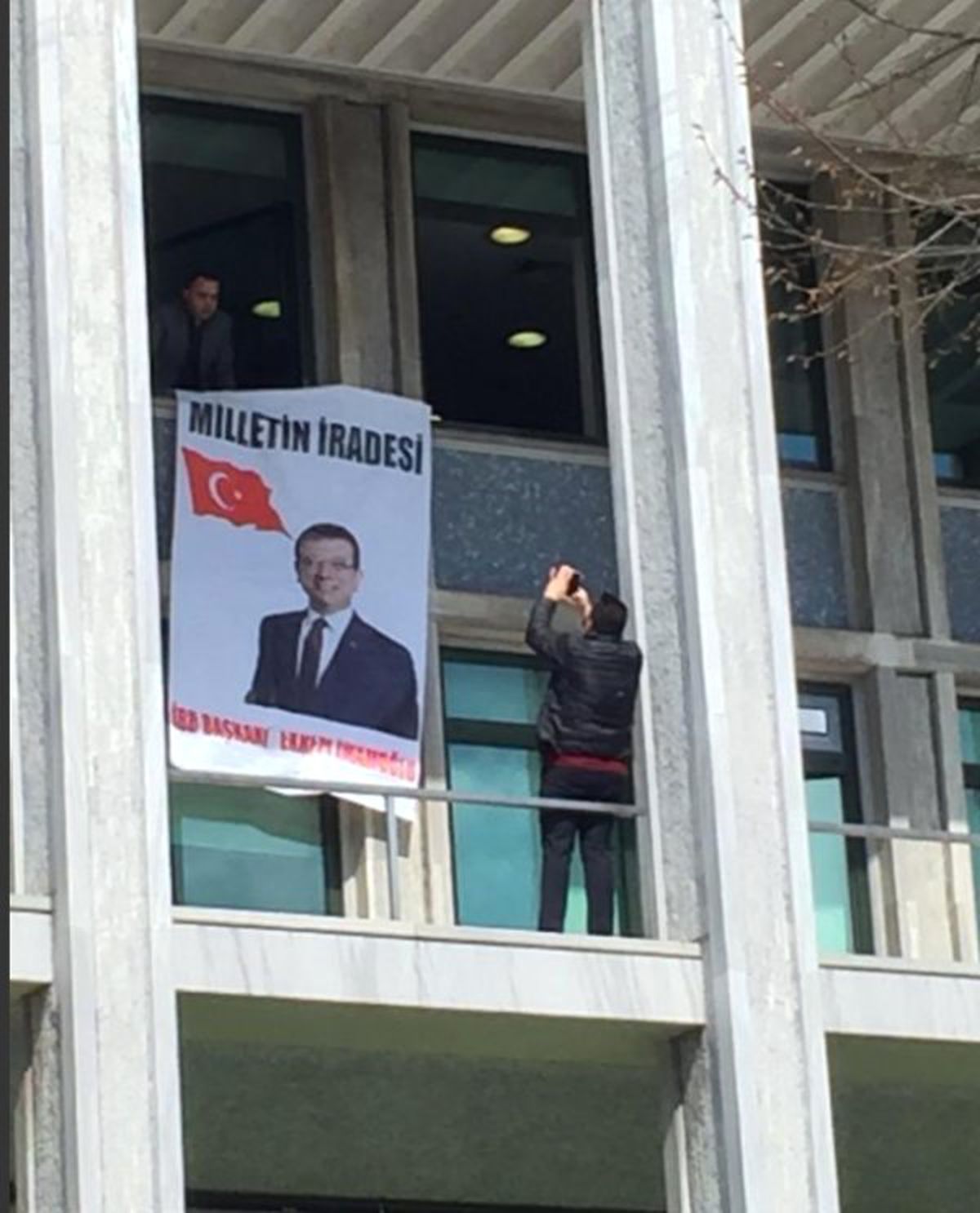 İBB Binasına Ekrem İmamoğlu Pankartı Asıldı
