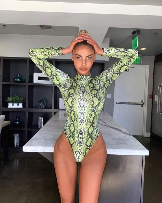 Model Sahara Ray, Modaya Uyarak Küvette Çıplak Poz Verdi