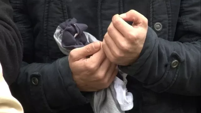 Oğlunun Kıyafetini Bir An Olsun Elinden Bırakmadı Oğlunun Kıyafetini Bir An Olsun Elinden Bırakmadı