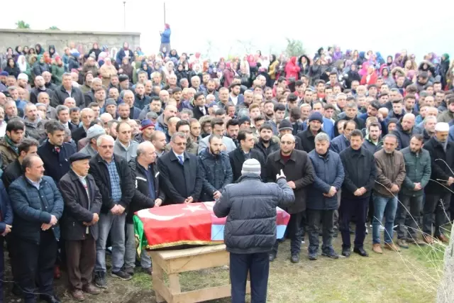 Oğlunun Kıyafetini Bir An Olsun Elinden Bırakmadı Oğlunun Kıyafetini Bir An Olsun Elinden Bırakmadı
