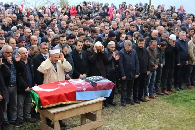 Oğlunun Kıyafetini Bir An Olsun Elinden Bırakmadı Oğlunun Kıyafetini Bir An Olsun Elinden Bırakmadı
