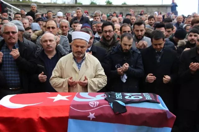 Oğlunun Kıyafetini Bir An Olsun Elinden Bırakmadı Oğlunun Kıyafetini Bir An Olsun Elinden Bırakmadı