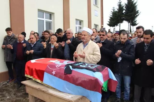 Oğlunun Kıyafetini Bir An Olsun Elinden Bırakmadı Oğlunun Kıyafetini Bir An Olsun Elinden Bırakmadı